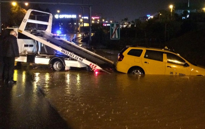 İzmir’de sağanak yağış hayatı olumsuz etkiledi