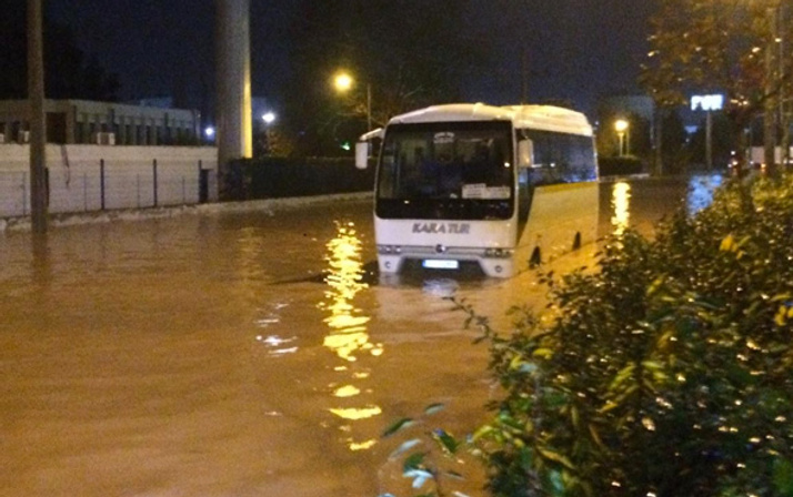 İzmir sağanak yağışa teslim oldu
