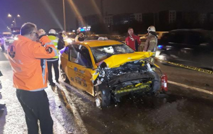 İstanbul'da feci kaza: Taksici hayatını kaybetti!