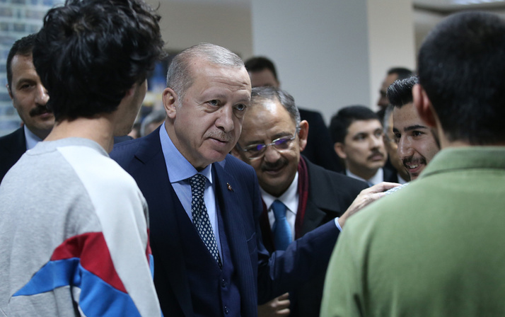 Cumhurbaşkanı Erdoğan millet kıraathanesinde gençlerle bir araya geldi