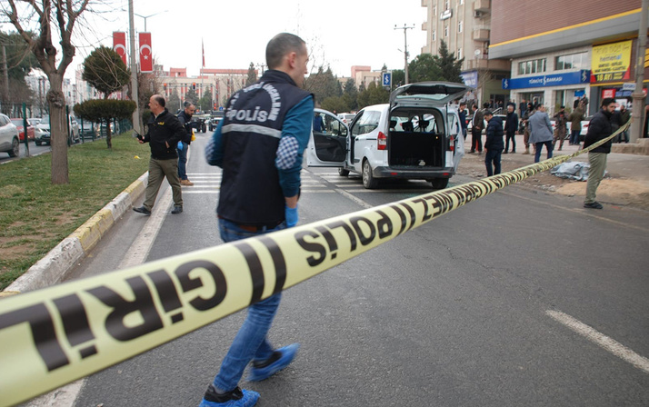 Mardin'de kırmızı ışıkta bekleyen araca silahlı saldırı: 1 ölü, 4 yaralı