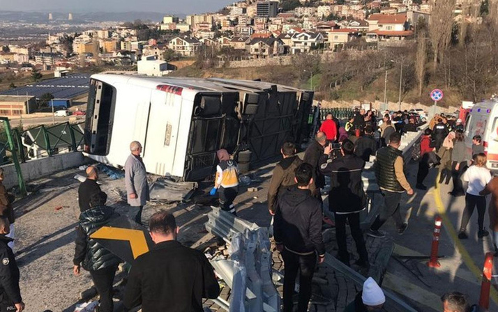 Uludağ yolunda tur otobüsü devrildi! Yaralılar var