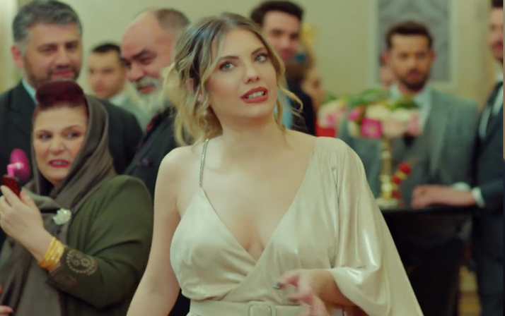 Yasak Elma'da Yıldız'ın dekoltesi olay oldu! Göğüs ucu diziyi karıştırdı