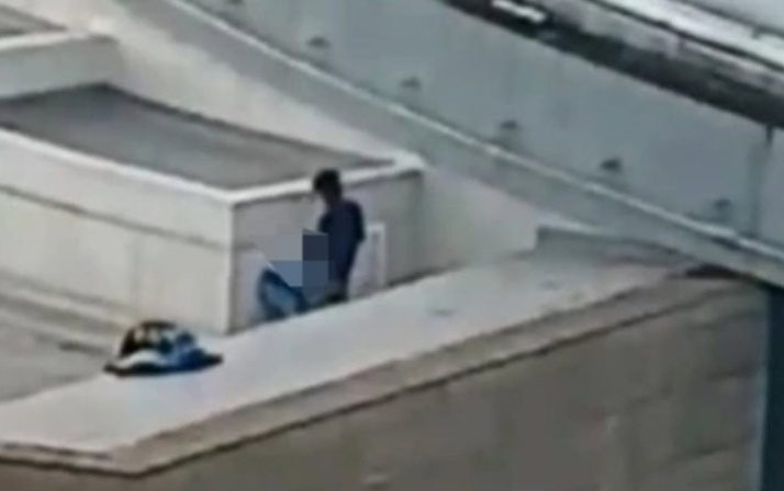 AVM'de rezalet! Çatıda cinsel ilişkiye girdiler Onlarca kişi karşı binadan izledi