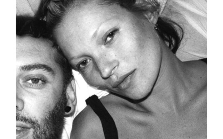 Seksi Model Kate Moss, Mert Alaş'a striptiz yaptı!