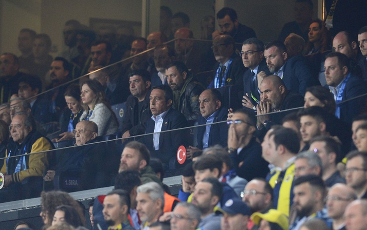Ali Koç derbinin son anlarında yerinde duramadı!