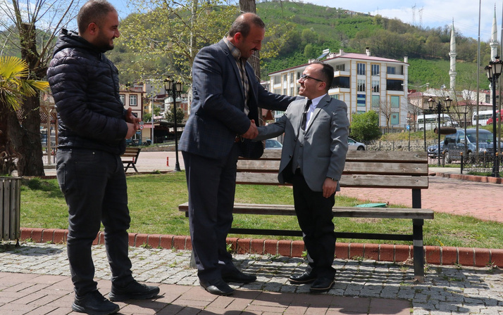 Boyu kısa muhtar adayı sandıkta uzadı
