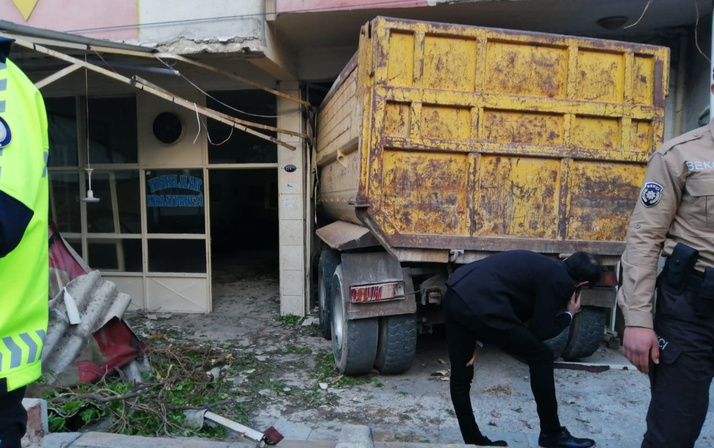 İzmir'de freni boşalan kamyon kahvehaneye daldı
