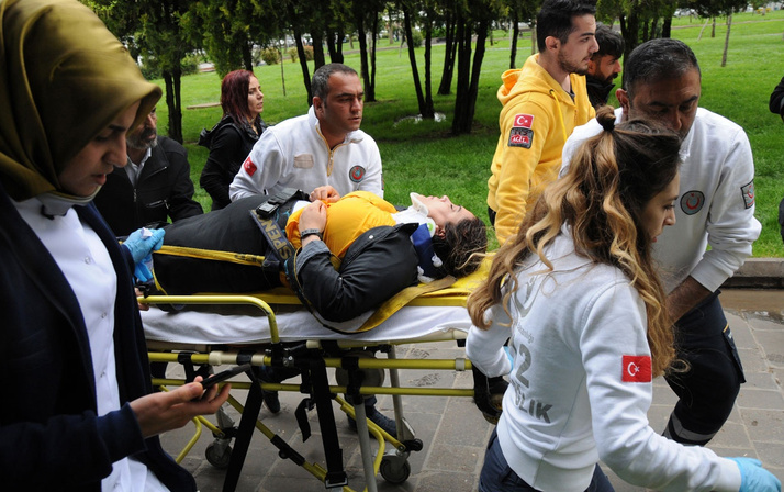 HDP'lilerin izinsiz eylemine polis müdahalesi; milletvekili yaralandı