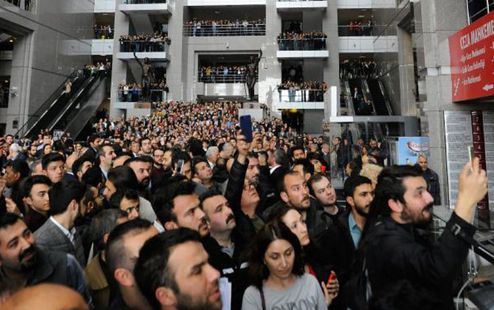Ekrem İmamoğlu mazbatasını işte böyle aldı! Çok çarpıcı kareler