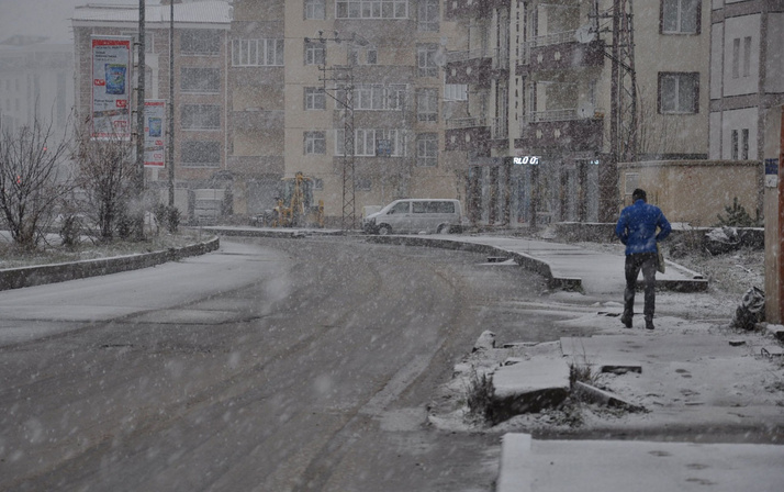 Kars’ta kara kış! Nisan ayında lapa lapa kar yağdı
