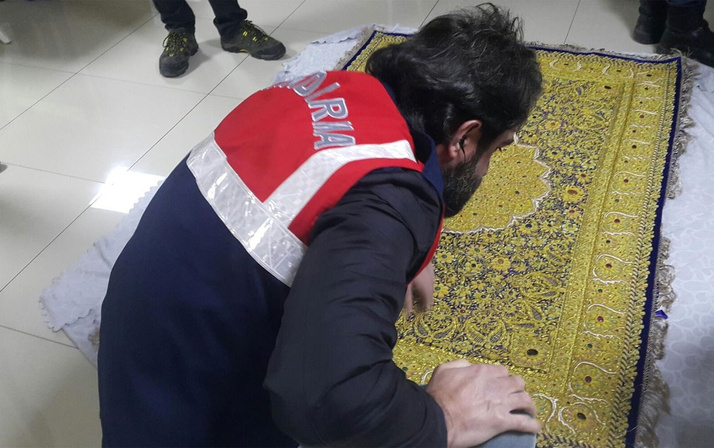 Altın ve yakut işlemeli halı! Servet değerinde antika bulundu