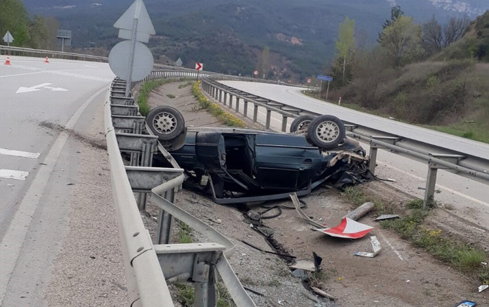 Karabük'te yoldan çıkan otomobil takla atarak refüje düştü