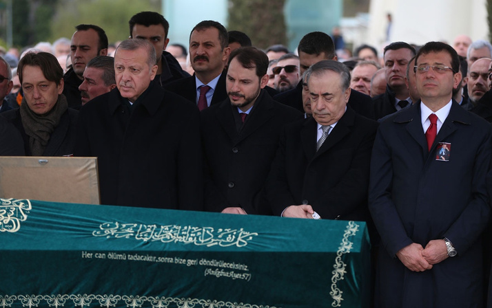 Cumhurbaşkanı Erdoğan'la Ekrem İmamoğlu aynı cenazede saf tuttular