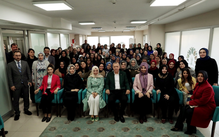 Cumhurbaşkanı Erdoğan’dan kız yurduna ziyaret