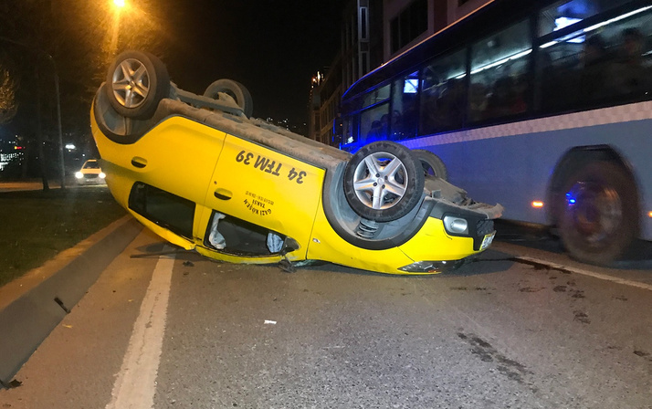 Beyoğlu'nda taksi iki araca çarptıktan sonra takla attı