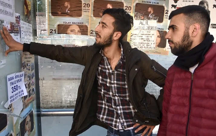 Sultangazi'de otobüs duraklarına 'satılık böbrek' ilanı astı