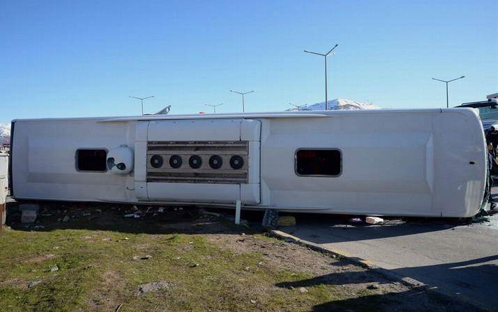 Bitlis'te yolcu otobüsü ile TIR çarpıştı: 34 yaralı