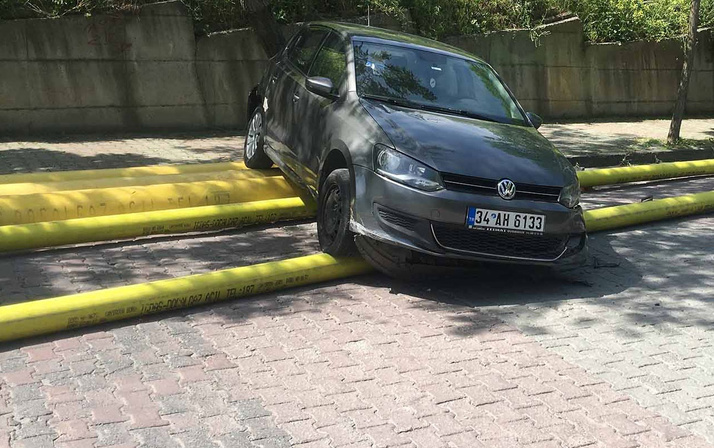 TIR'dan saçılan dev borular caddeyi savaş alanına çevirdi