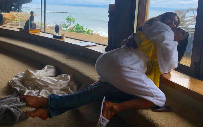 Bella Hadid çekimlerde sütyensiz! Kamera arkasından...