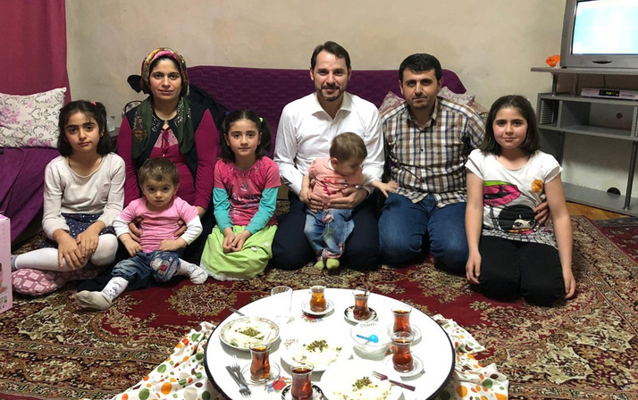 Bakan Albayrak iftarda Kılıç ailesine misafir oldu