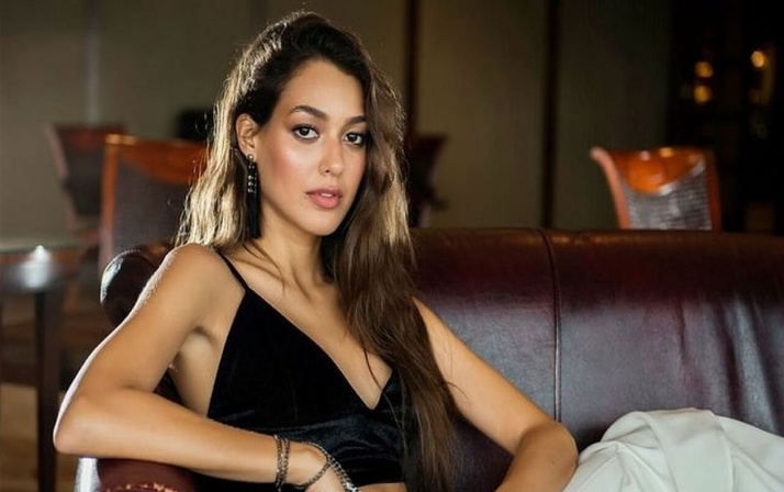 Dilan Çiçek Deniz Cannes Film Festivali için Fransa'da Cannes pozu gecikmedi