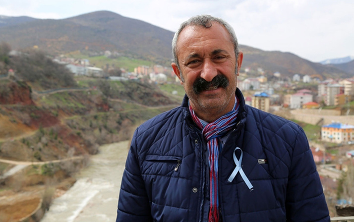Tunceli'nin Komünist Başkanı Mehmet Fatih Maçoğlu'na traktör hediye etti
