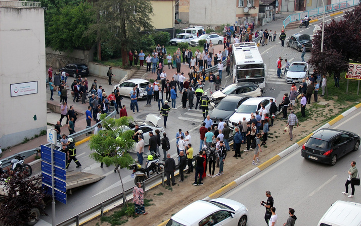 Kocaeli'de midibüsün freni boşaldı 11 araç birbirine girdi