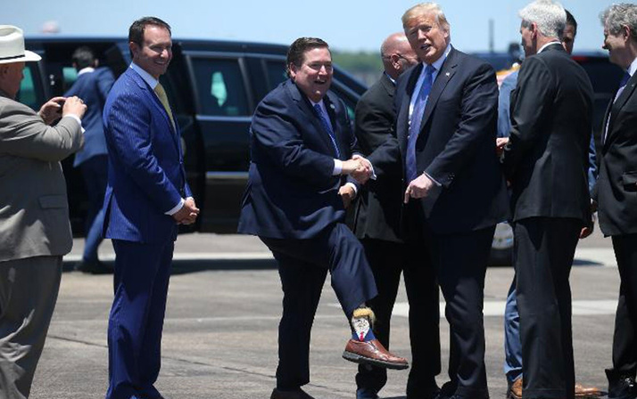 Louisiana Valisi Billy Nungesser'ın Trump çorabı olay oldu!