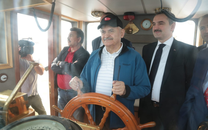 Binali Yıldırım dümene geçti kaptanlık yaptı renkli görüntüler
