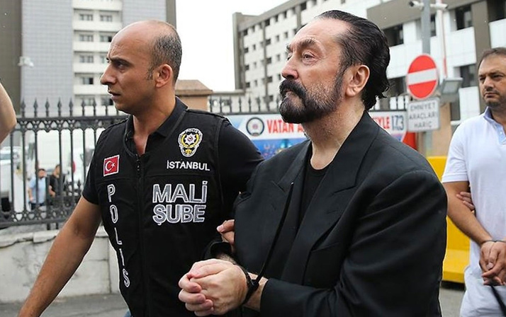 Adnan Oktar'ın son görüntüsü ortaya çıktı! Kur'an-ı Kerim'li pozu olay