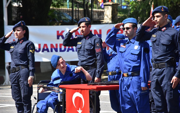 Engelli gençler, jandarma oldu