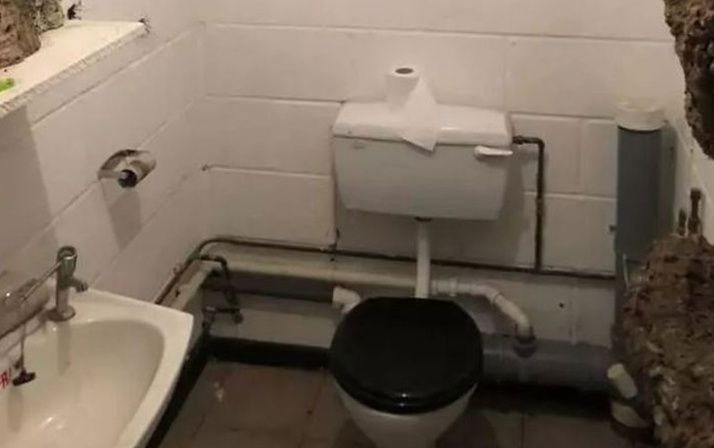 Yok böyle tuvalet! Duvarlarına öyle bir şey yaptı ki