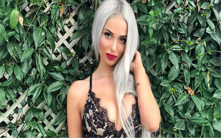 Cesur pozlarıyla tanınıyor! Merve Sanay Medine'ye gitti