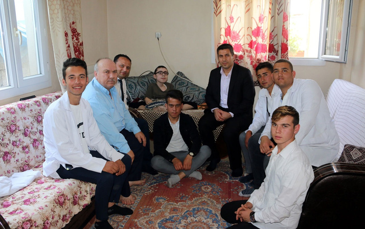 Hatay'da liseli gençler yaptıkları mause ile engelli Ahmet'e umut oldular