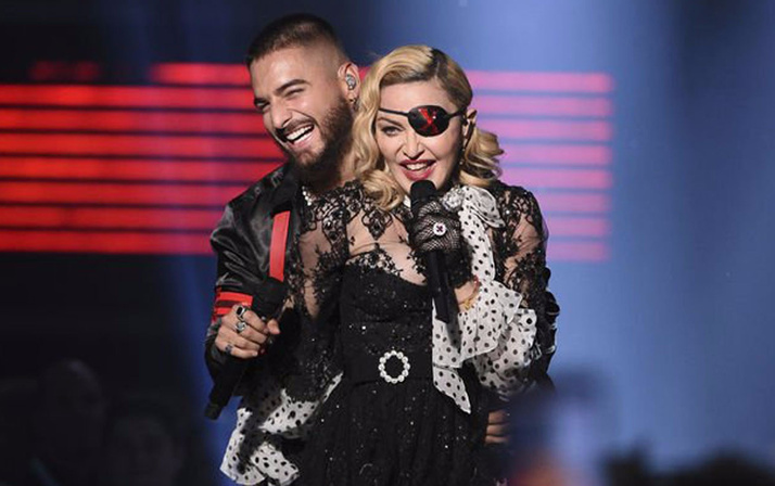 Madonna İsrail'deki Eurovision'a Filistin bayrağıyla damga vurdu