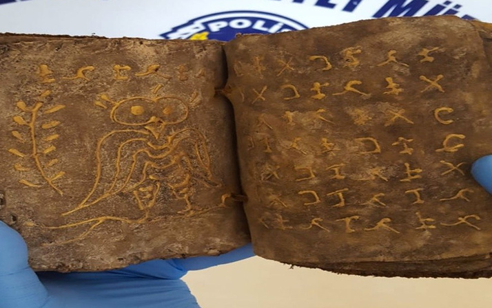 Mersin'de polis ekipleri bir evde yaptığı aramada 2 el yazması tarihi kitap ele geçirdi