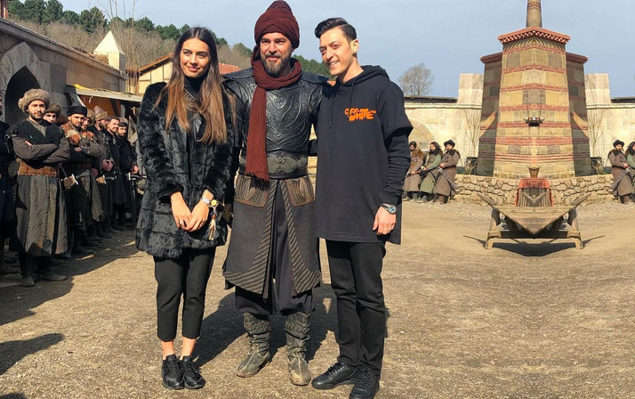 Diriliş Ertuğrul dizisinin Ertuğrul Bey'inden Mesut Özil'e tarihi hediye