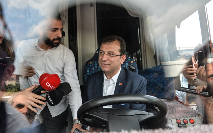 Ekrem İmamoğlu özel halk otobüsü şoförleriyle bir araya geldi