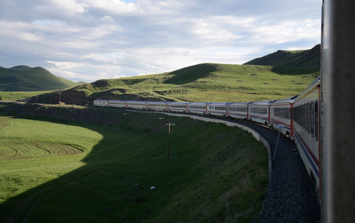 Doğu Ekspresi treni kış ayları başka yazın başka görsel şölen sunuyor