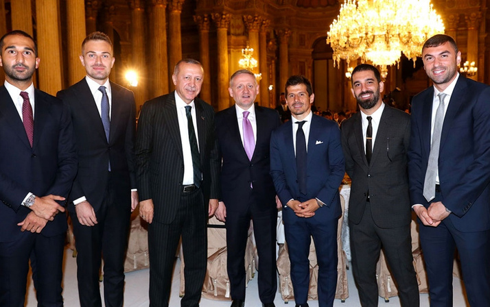Cumhurbaşkanı Erdoğan sanatçı ve sporcularla bir araya geldi