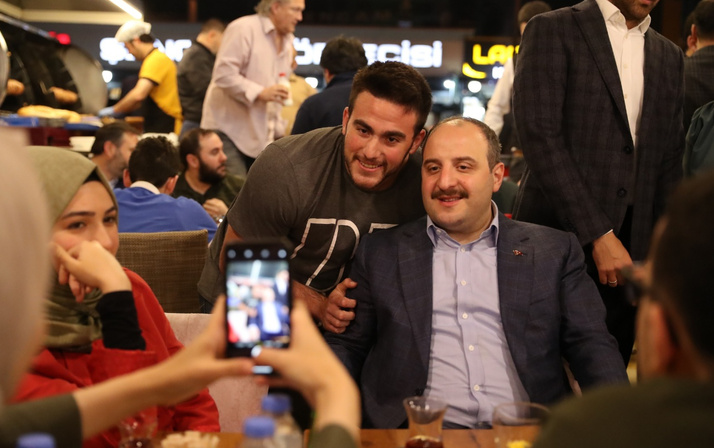 Bakan Mustafa Varank gençlerin Twitter’dan sahur davetini kırmadı