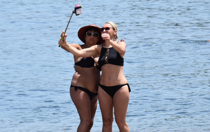 Marmaris'te plajlarda yer kalmadı, sahil şeridi doldu