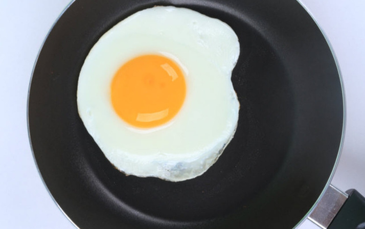 Herkese lazım bir bilgi! Yumurta pişirirken tavaya su koyarsanız...