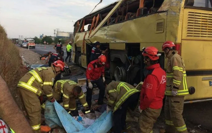 Bandırma'da otobüs ile otomobil çarpıştı! Ortalık savaş alanına döndü
