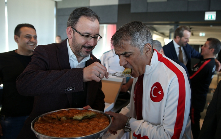 Muharrem Kasapoğlu Şenol Güneş'e elleriyle baklava yedirdi