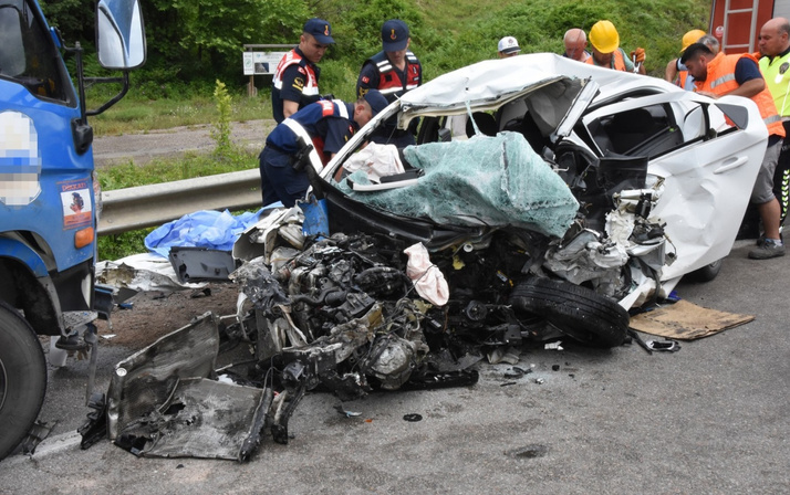 Sinop'ta korkunç kaza: 2 üniversiteli genç öldü 1 kişi yaralandı