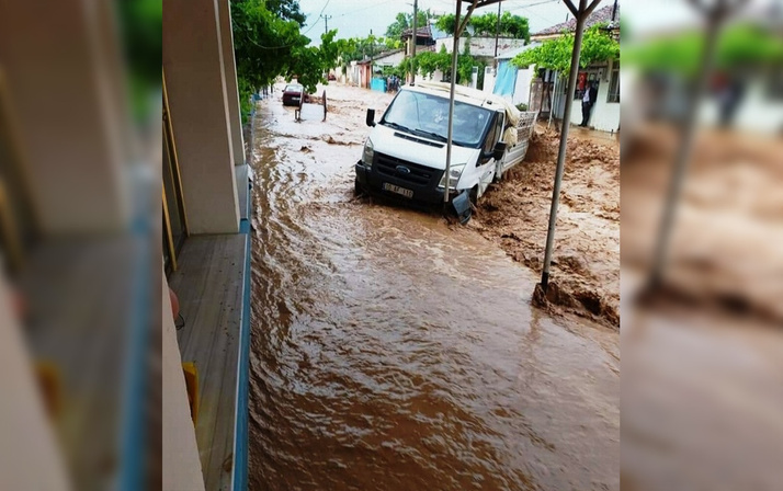 İzmir Ödemiş’i sağanak vurdu Araçlar sürüklendi