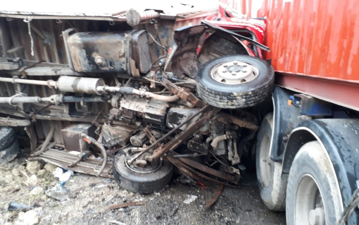 TIR ile çarpışan kamyonetin sürücüsü öldü