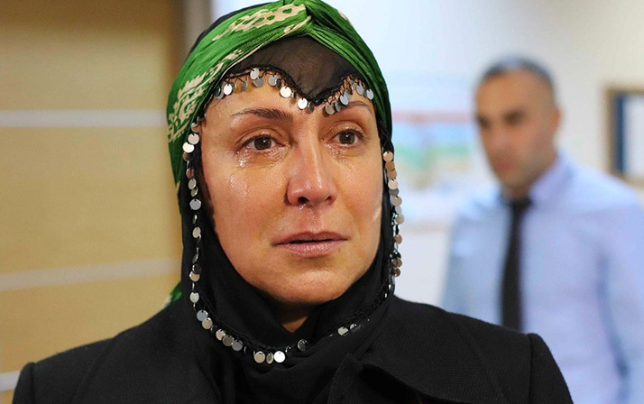 50'ye merdiven dayayan oyuncu Asuman Dabak'ın olay bikinili pozları